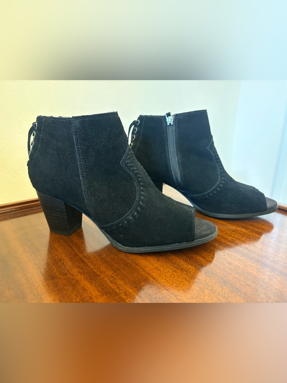 Minnetonka Black Suede Peep-Toe Ankle Booties size 9.5